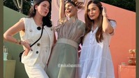 <p>Gender reveal anak keduanya ini berlangsung dengan balutan tema yang super cute dengan perpaduan warna peach dan sage green lho Bunda. KOmbinasi warna itu menunjukkan perpaduan antara perempuan dan laki-laki. (Foto: Instagram @mikailapatritz)</p>