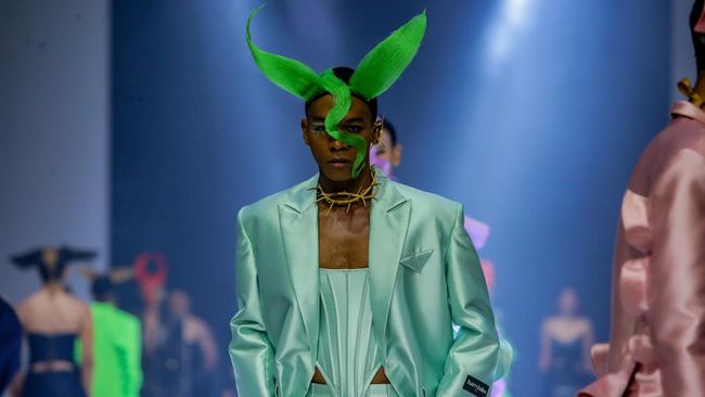 Harry Halim memamerkan deretan koleksi busana bernuansa punk romantis yang bersifat genderless dalam gelaran Jakarta Fashion Week 2023.
