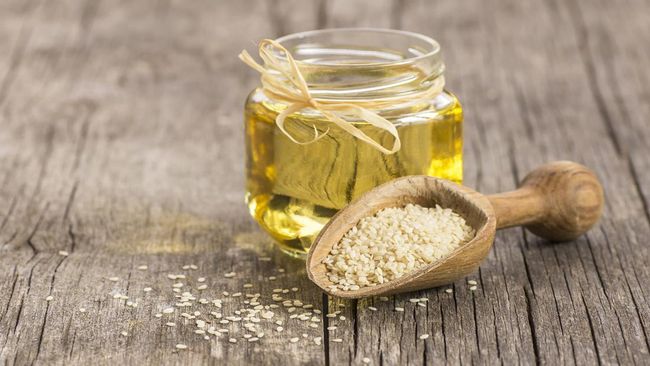 Minyak wijen dikenal bisa menambah aroma masakan. Tapi tak cuma itu, ada banyak manfaat minyak wijen lainnya untuk tubuh.