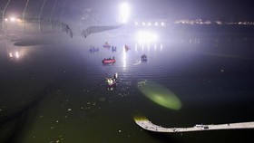 FOTO: Menyelamatkan Korban-korban Jembatan Gantung Putus di India