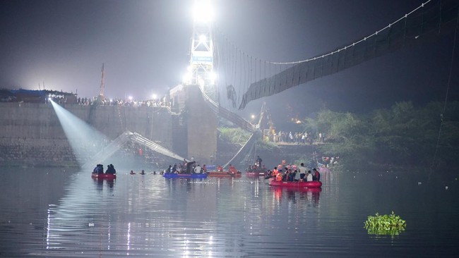 Korban tewas jembatan ambruk di negara bagian Gujarat, India, kini tembus 134 orang, pada Senin (31/10).