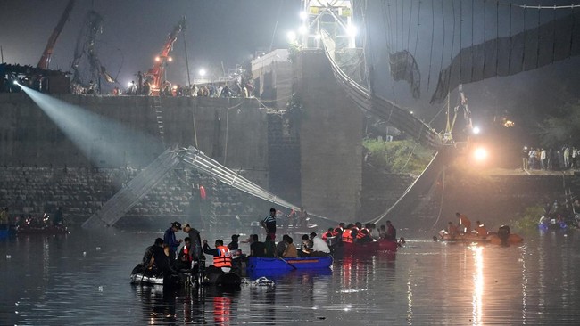 Korban tewas jembatan ambruk di negara bagian Gujarat, India bertambah menjadi 137 orang.