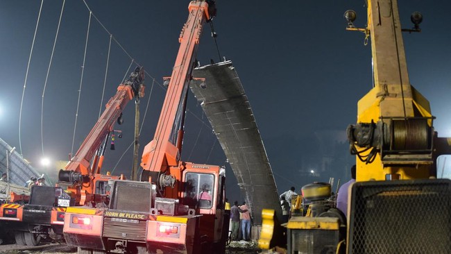 FOTO: Menyelamatkan Korban-korban Jembatan Gantung Putus di India
