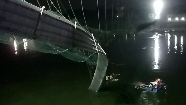 Setidaknya 68 orang tewas setelah satu jembatan gantung di India yang sudah berusia 100 tahun ambruk pada Minggu (30/10).