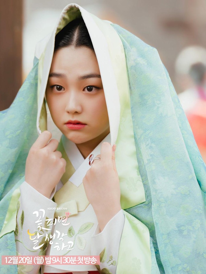 Kang Mina Gugudan makin serius terjun di dunia akting. Ia juga membintangi drama sageuk Moonshine dan terlihat anggun memakai hanbok./ Foto: instagram.com/kbsdrama/