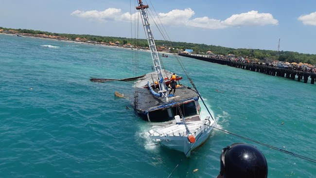 Kapal Motor Selamat Pagi yang mengangkut 123 penumpang menuju Paket Durian Sebatang dan Pelabuhan Teluk Batang, Kalimantan Barat, mengalami kebocoran.