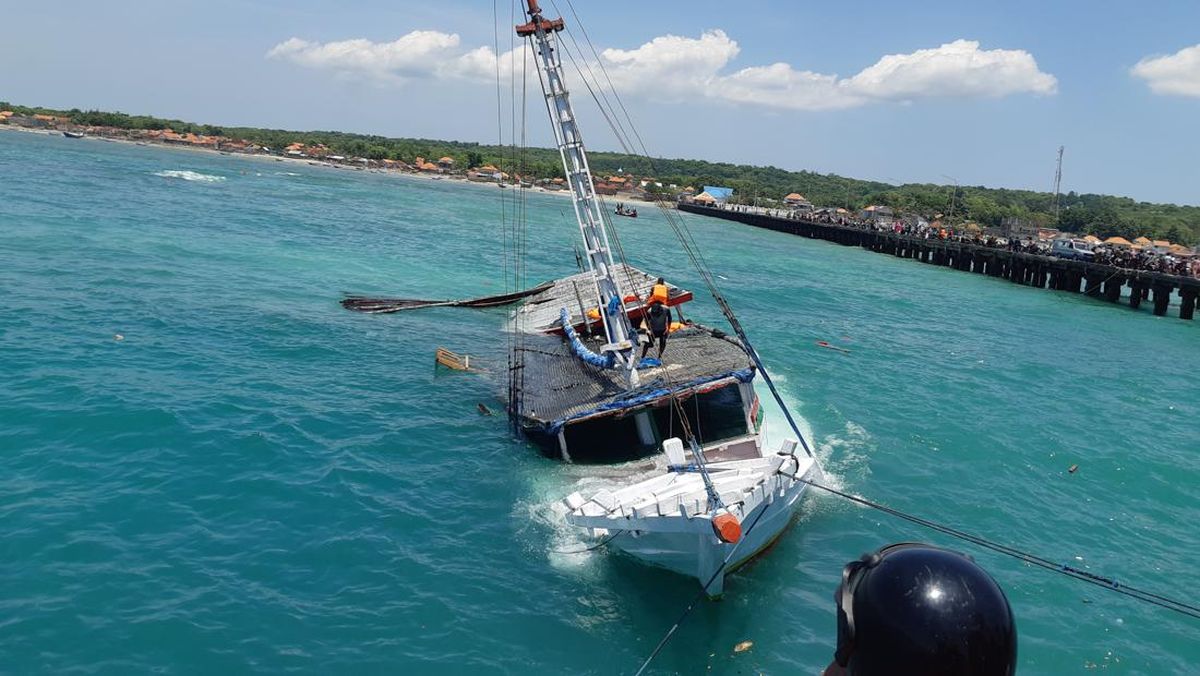 Kapal Intim Teratai Karam di Perairan Pulau Makian Malut