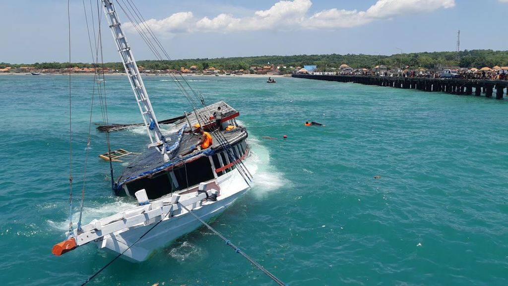 Kapal Intim Teratai Karam di Malut, Penumpang Masih Bertahan di Kapal