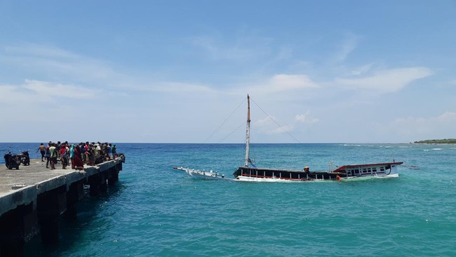 Kapal KM Mitra Jaya karam di Tanjung Api, Sumut. Dari 23 awak, 21 selamat, 2 masih hilang. Pencarian terus dilakukan meski cuaca buruk.