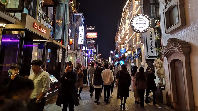 Distrik Itaewon biasa jadi tempat favorit para ekspatriat hingga kelompok LGBTQ, kini jadi neraka tragedi pesta Halloween.