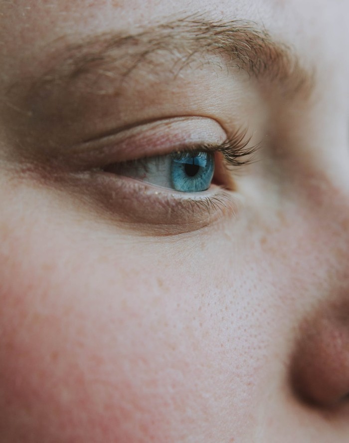 Kebiasaan yang Menyebabkan Area Bawah Mata Keriput/ Foto: pexels.com/lil artsy