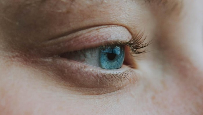 Kebiasaan yang Menyebabkan Area Bawah Mata Keriput/ Foto: pexels.com/lil artsy