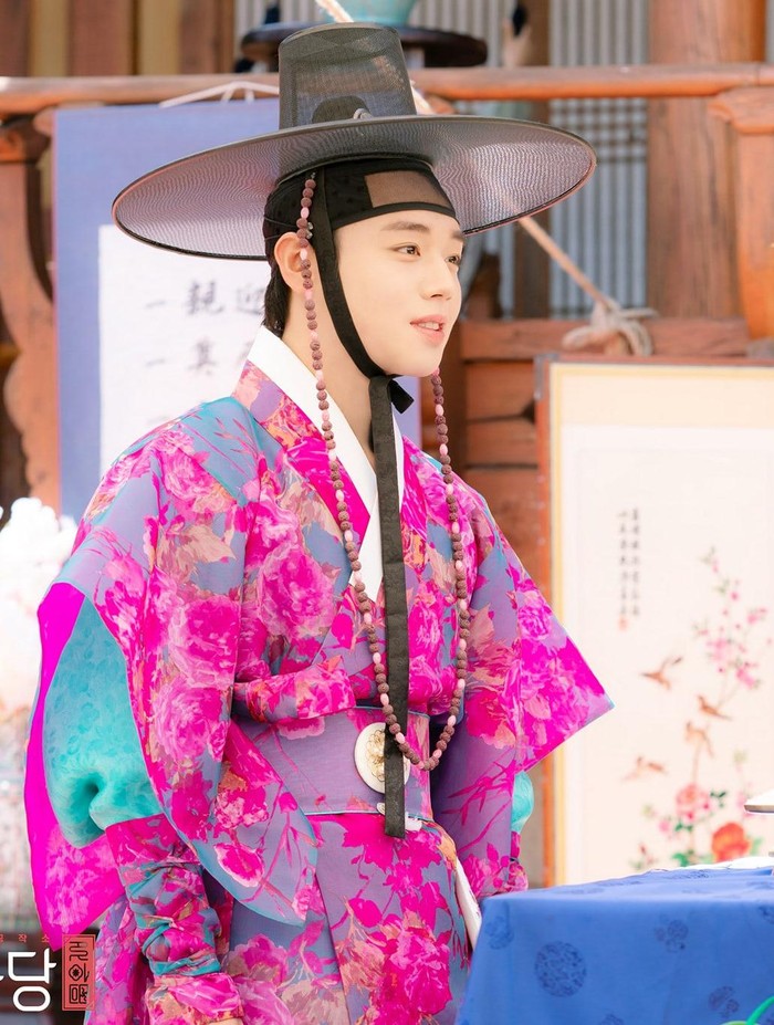 Kemudian ada Park Ji Hoon yang membintangi drama Flower Crew: Joseon Marriage Agency. Setelan hanbok yang dipakainya selalu tampak bagus dan menarik./ Foto: soompi.com