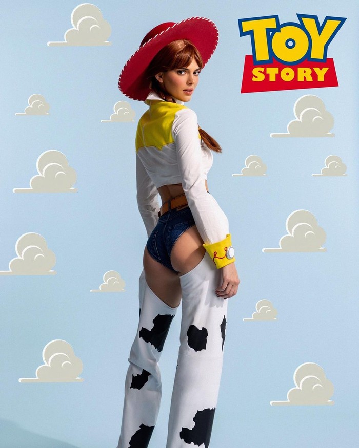 Kendall Jenner berubah layaknya boneka cowgirl sahabat Woody di film Toy Story. Celana cut out dan atasan crop top buat karakter Jessie yang diadopsinya makin seksi. Foto: instagram.com/kendalljenner