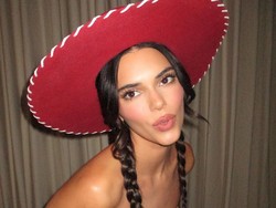 Kendall Jenner Jadi Koboi di Toy Story, Dikritik karena Seksi Pamer Bokong