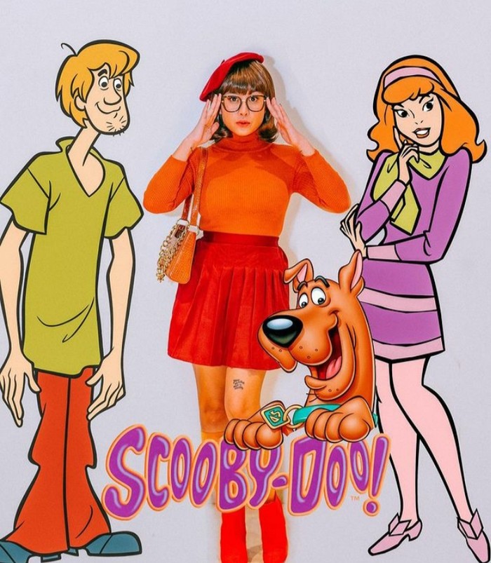 Kostum Halloween yang dipilih oleh Awkarin kali ini akan membawa kamu bernostalgia dengan salah satu kartun masa kecil, yaitu Scoobydoo. Ia memilih karakter Velma dengan sweater oren, topi baret merah, dan kacamata. (Foto: Instagram @narinkovilda)