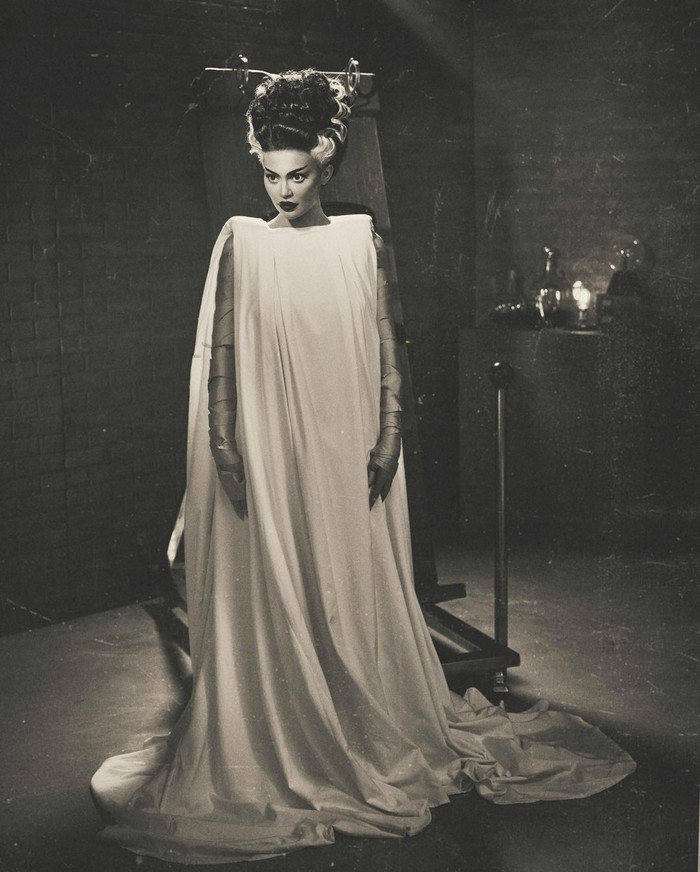 Kylie Jenner suguhkan beberapa gaya menyeramkan untuk Halloween 2022, termasuk sebagai Bride of Frankenstein yang mistis dan dramatis. Foto: instagram.com/kyliejenner