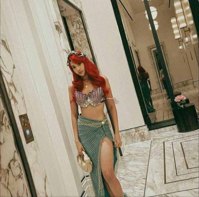Last but not least, Anya Geraldine. Di perayaan Halloween tahun ini Anya memilih kostum Ariel, karakter di film animasi Little Mermaid. Demi mendalami karakter, Anya memakai wig berwarna merah. (Foto: Instagram @anyageraldine)