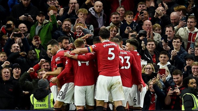 Investor Dubai dilaporkan tertarik membeli Manchester United setelah keluarga Glazer akan menjual klub tersebut.