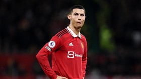Poster Ronaldo 'Dibuang' dari Old Trafford, Sinyal Diusir dari MU?