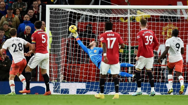 Keberhasilan Manchester United meraih tiga poin dalam laga lawan West Ham United tak lepas dari peran David De Gea mengawal gawang.