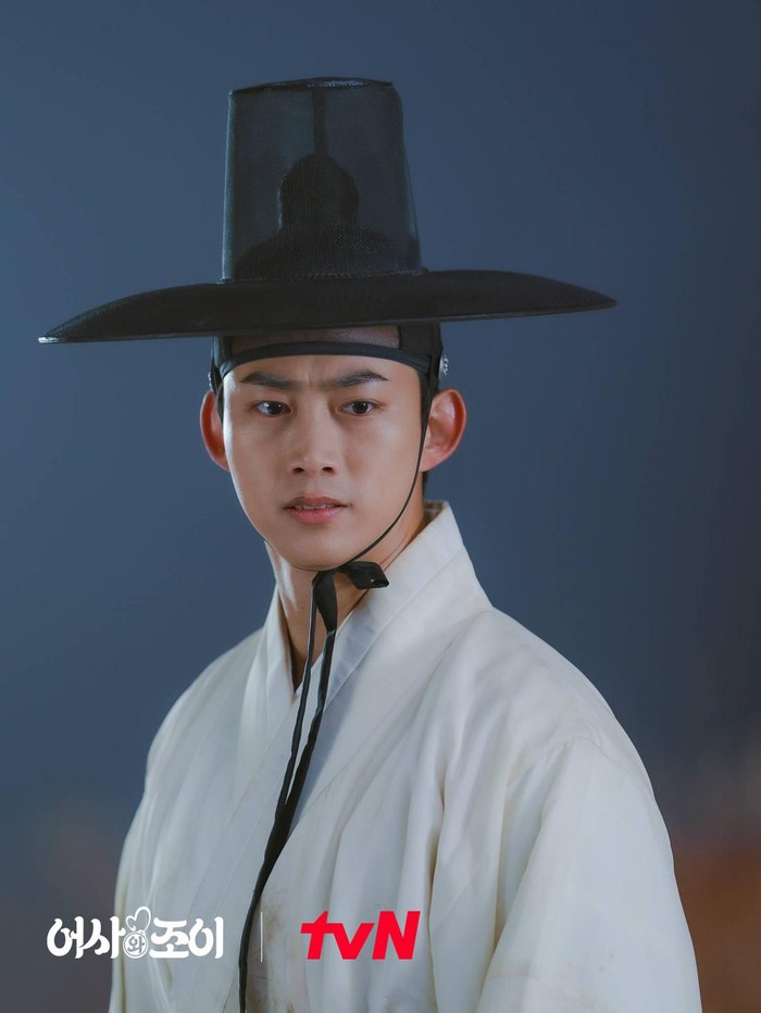 Mantap untuk geluti dunia akting, Taecyeon 2Pm jug tampil bak putra bangsawan di Secret Royal Inspector & Joy. Idol satu ini terlihat berkharisma dengan pakaian tradisional Korea Selatan./ Foto: instagram.com/tvn_drama