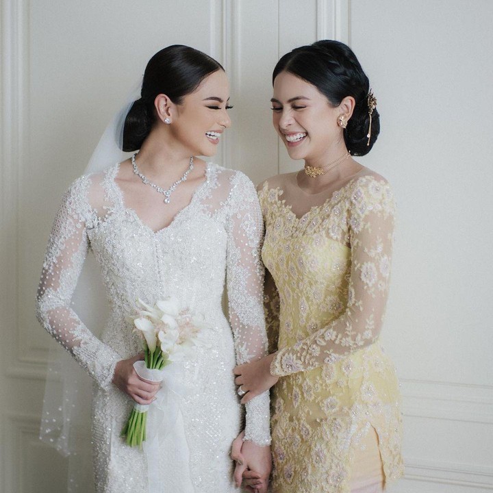 <p>Dengan balutan kebaya pengantin berwarna putih, Amanda tampak ditemani sang kakak tersayang di hari pernikahannya. Keduanya tampak sangat cantik dan menawan, ya, Bunda. (Foto: Instagram@maudyayunda)</p>