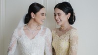 <p>Dengan balutan kebaya pengantin berwarna putih, Amanda tampak ditemani sang kakak tersayang di hari pernikahannya. Keduanya tampak sangat cantik dan menawan, ya, Bunda. (Foto: Instagram@maudyayunda)</p>