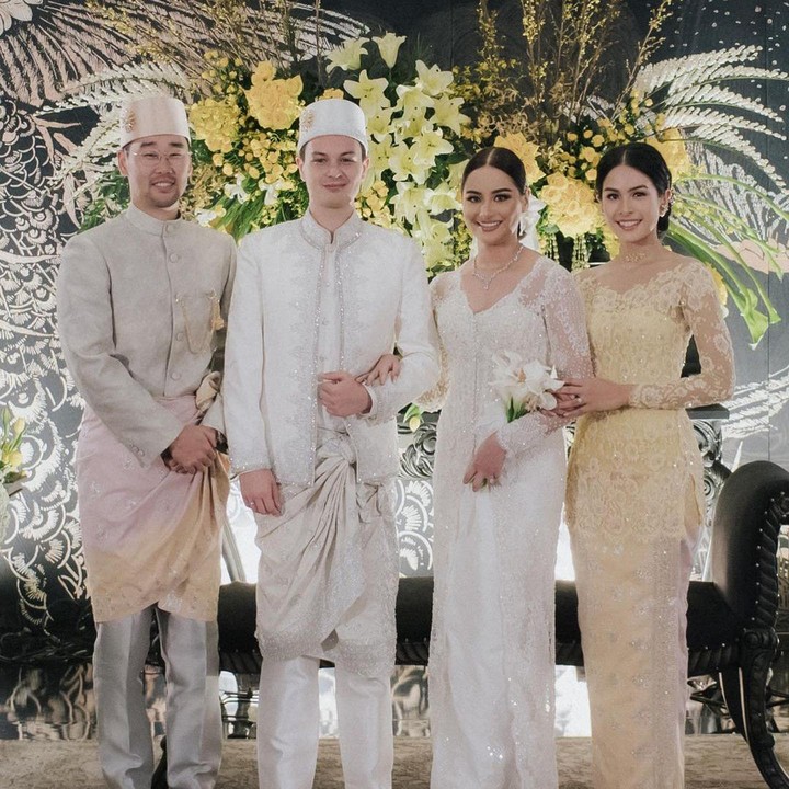 <p>Kini, kedua wanita cerdas dan berbakat ini sudah menikah dengan pasangannya masing-masing. Maudy melabuhkan hatinya untuk pria asal Korea Selatan, sedangkan Amanda memantapkan hatinya untuk pria asal Melbourene, Australia. (Foto: Instagram@maudyayunda)</p>