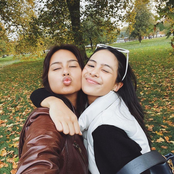 <p>Sementara itu, Amanda juga mengikuti jejak sang kakak yang terjun ke dunia seni, lho. Diketahui Amanda memiliki hobi bermain gitar sama seperti Maudy. (Foto: Instagram@maudyayunda)</p>