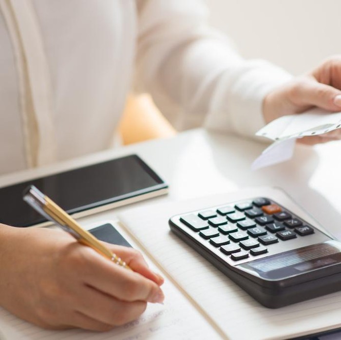 Tidak hanya sekadar mengelola keuangan, orang-orang cerdas juga belajar membayar tagihan tepat waktu dan menggunakan cara efektif agar tidak menghabiskan uang secara tidak teratur.