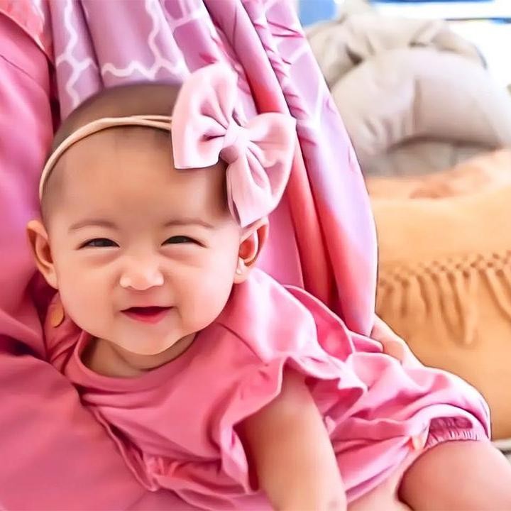 <p>Melalui media sosial Instagram, Ricis kerap bagikan potret sang putri. Bayi berusia 3 bulan ini semakin terlihat menggemaskan, Bunda. (Foto Instagram @riaricis1795)<br /><br /><br /></p>
