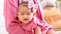 <p>Melalui media sosial Instagram, Ricis kerap bagikan potret sang putri. Bayi berusia 3 bulan ini semakin terlihat menggemaskan, Bunda. (Foto Instagram @riaricis1795)<br /><br /><br /></p>