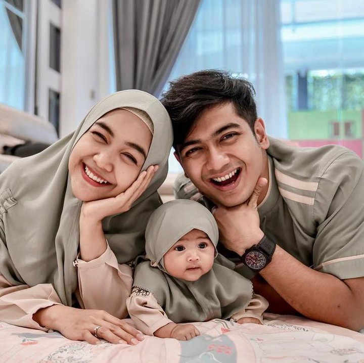 <p>Dari potret ini, kira-kira Baby Moana lebih mirip dengan Ayah atau Ibundanya, ya? Bagaimana menurutu Bunda? (Foto Instagram @riaricis1795)<br /><br /><br /></p>