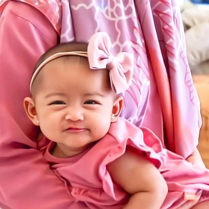 <p>Tak sedikit dari netizen yang mengungkapkan perasaan gemas mereka pada Baby Moana melalui kolom komentar. "Lucu gemesin cantik imut gemoy maaf cis lebih dari 1 kata karna Moana terlalu masyaallah, " tulis akun @ticha****. (Foto Instagram @riaricis1795)<br /><br /><br /></p>