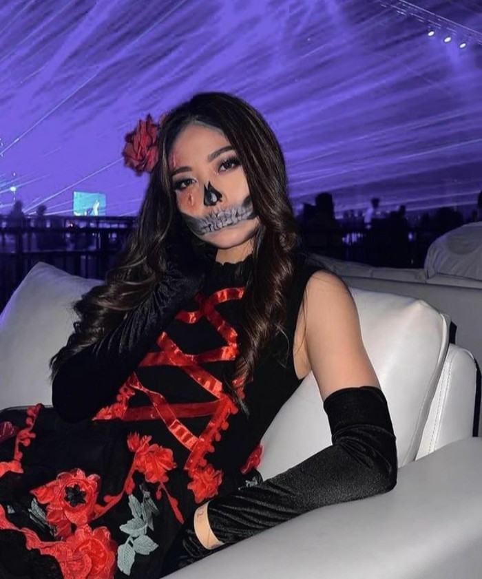 Natasha Wilona juga tidak ingin ketinggalan merayakan momen Halloween. Ia memilih tema Day of the Dead dengan dress hitam serta aksen pita merah dan kaus tangan panjang berwarna hitam. (Foto: Instagram @natashawilona12)