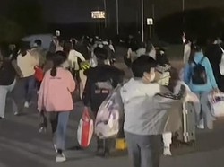 Pekerja Pabrik iPhone di China Berhamburan Keluar karena Ada Penularan COVID