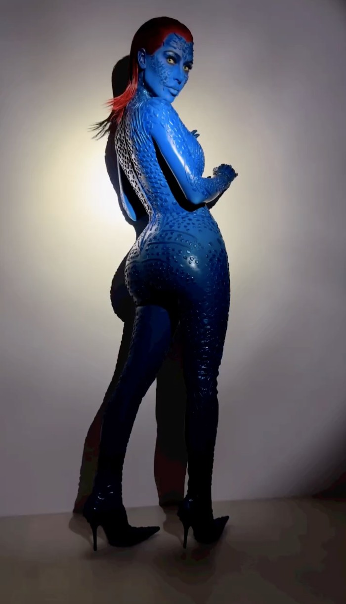 Penggemar film X-Men pasti langsung mengenali kostum yang dipakai Kim Kardashian ini. Sulit dikenali, ia berubah sepenuhnya menjadi karakter Mystique. Foto: instagram.com/kimkardashian