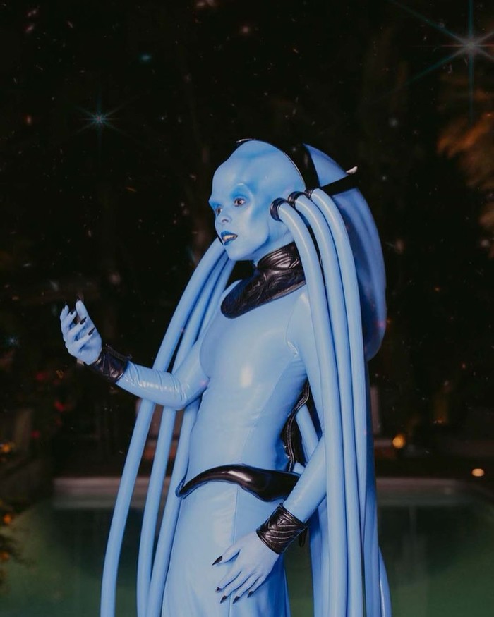 Penyanyi Janelle Monae tak dikenali dalam kostum Diva Plavalaguna yang totalitas ini. Ia bertransformasi dari ujung kepala hingga kaki menjadi tokoh penyanyi alien dari film The Fifth Element. Foto: instagram.com/janellemonae