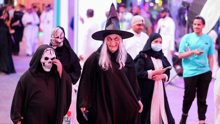 Perayaan Halloween dimulai di Riyadh, Arab Saudi , setelah Boulevard diubah menjadi arena pesta kostum dengan tajuk “Akhir Pekan Menakutkan Perayaan Halloween dimulai di Riyadh, Arab Saudi , setelah Boulevard diubah menjadi arena pesta kostum dengan tajuk “Akhir Pekan Menakutkan