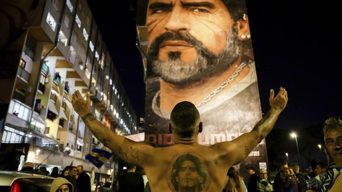 FOTO: Fan Napoli Rayakan Hari Lahir Maradona Sang Legenda