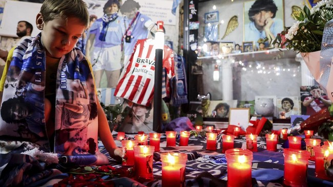 FOTO: Fan Napoli Rayakan Hari Lahir Maradona Sang Legenda