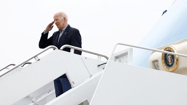 Setelah turun dari Pesawat Air Force One, Joe Biden menaiki mobil dinas kepresidenan AS yang dijuluki The Beast keluar dari terminal VVIP Bandara Ngurah Rai.