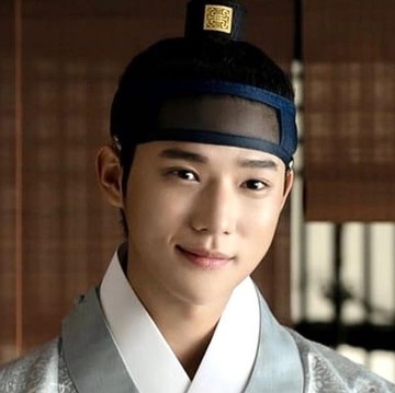 img-title Pesona Moon Sang Min, Aktor Pemeran Pangeran Seongnam yang Bikin Baper Penonton di Under the Queen's Umbrella