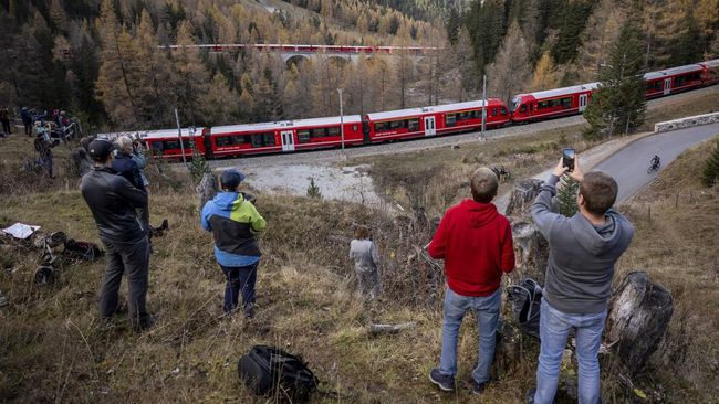 Perusahaan Kereta Api Rhaetian di Swiss memecahkan rekor tersebut dengan menjalankan kereta sepanjang 1,9 kilometer (1,2 mil) yang melintasi Pegunungan Alpen.