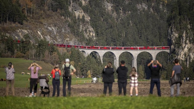 FOTO: Kereta Terpanjang di Dunia Berkelok Lintasi Pegunungan Alpen