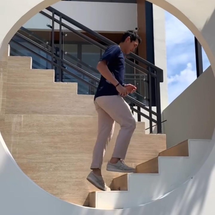 <p>Rumah baru Jojo didominasi oleh warna putih, krem, hitam dan cokelat. Atlet berusia 25 tahun ini mengusung gaya minimalis untuk rumahnya. (Foto: Instagram/jonatanchristieofficial)</p>