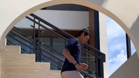 <p>Rumah baru Jojo didominasi oleh warna putih, krem, hitam dan cokelat. Atlet berusia 25 tahun ini mengusung gaya minimalis untuk rumahnya. (Foto: Instagram/jonatanchristieofficial)</p>