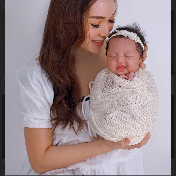 <p>Setelah sempat disembuyikan beberapa saat, Zaskia Gotik pun akhirnya memperlihatkan wajah dan nama putrinya. Hal ini diumumkannya usai menggelar aqiqah anaknya. (Foto : Instagram: @zaskia_gotix)</p>