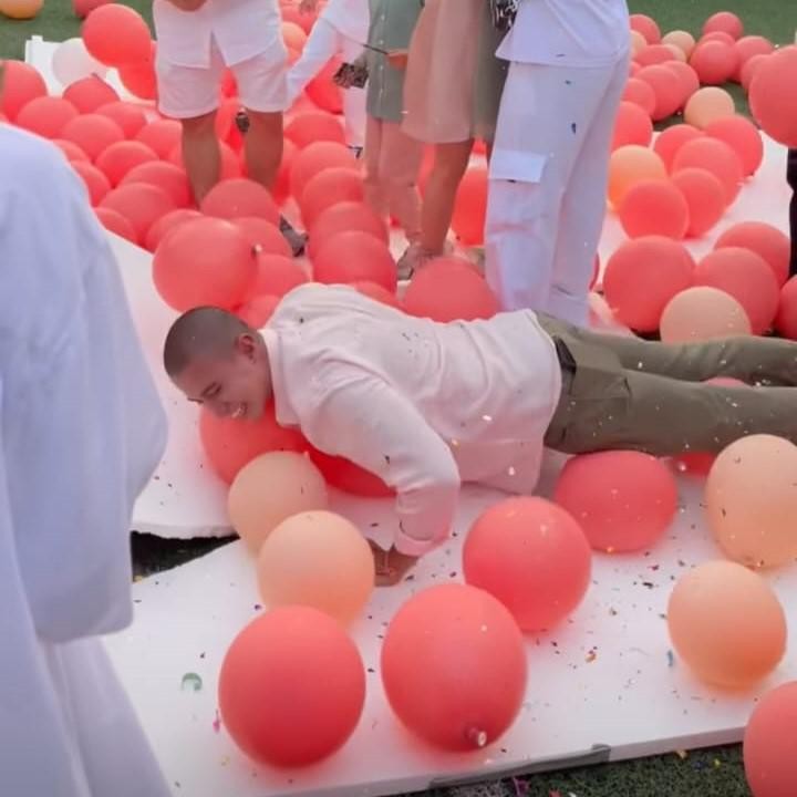 <p>Sesuai dengan warna balon yang bersebaran, jenis kelamin anak keduanya adalah perempuan, Bunda. Saat mengetahuinya pasangan ini tampak terkejut dan sangat bahagia. Tetapi, Fardhan terlihat langsung diminta push up nih Bunda oleh teman-temannya. Ternyata tebakan Fardhan akan jenis kelamin bayinya salah sehingga ia harus menjalani hukuman, seru ya? (Foto: Instagram @mikailapatritz)</p>
